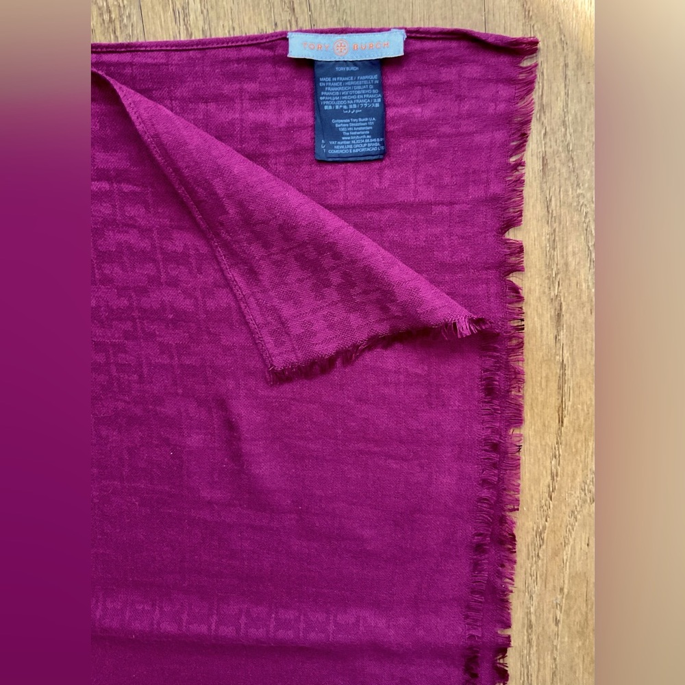 TORY BURCH Burgundy Scarf This short, fringed accessory - Picture 3 of 7